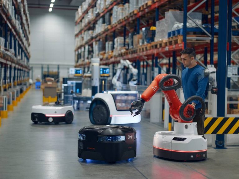 Comparaison des robots collaboratifs et des robots autonomes dans la logistique